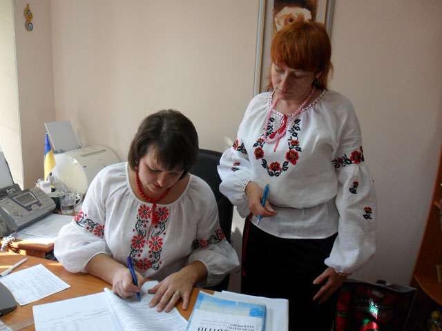 Робота «кипить» (Тетяна Савченко та Олена Терещенко оформляють кредитні договори).